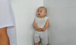 趴在床上打针视频两针,见证勇敢与关爱